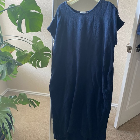 Black Crane linen/rayon pleated cocoon dress Navy - Picture 2 of 7